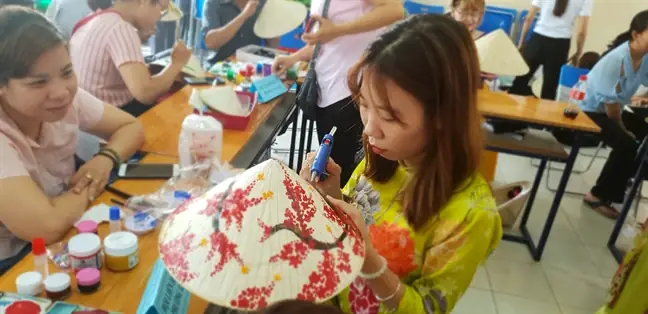 Tìm Kiếm Các Mẹo Trang Trí Nón Lá Ngày 20/10?