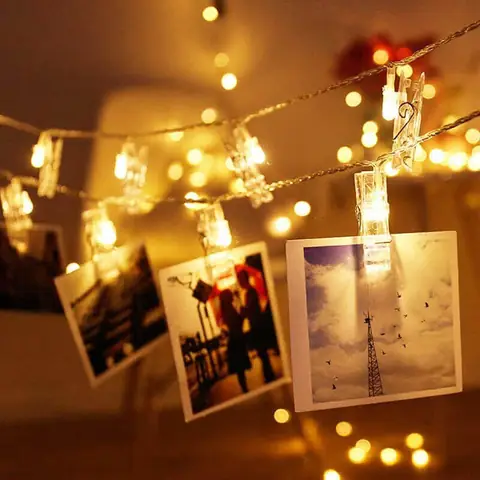 Trang Trí Phòng Ngủ Bằng Đèn Nhấp Nháy Và Treo Thêm Những Tấm Ảnh Trang Trí Phòng Ngủ Bằng Đèn Nhấp Nháy Và Treo Thêm Những Tấm Ảnh