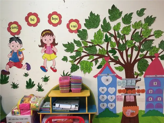 Tiêu Chuẩn Phòng Học Mầm Non Được Đánh Giá Cao Qua Góc Thông Tin, Góc Thông Báo Và Lịch Trực Của Các Bạn Trong Lớp