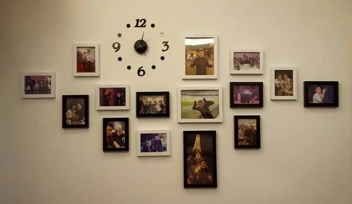 Treo Ảnh Xung Quanh Một Chiếc Đồng Hồ