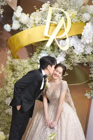 Uông Mỹ Linh Là Ai? Tìm Hiểu Về Người Phụ Nữ Kín Tiếng Bên Cạnh Nghệ Sĩ Anh Đức Uông Mỹ Linh Là Ai? Tìm Hiểu Về Người Phụ Nữ Kín Tiếng Bên Cạnh Nghệ Sĩ Anh Đức