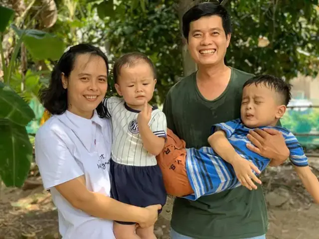 Vợ Của Khương Dừa Là Ai? Tìm Hiểu Về Cuộc Sống Hôn Nhân Kín Tiếng Của Đạo Diễn Miền Tây