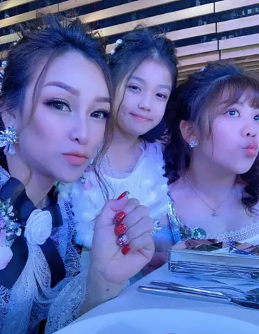 Vợ Minh Nhựa Là Ai? Tiểu Sử Và Câu Chuyện Đời Tư Của Người Phụ Nữ Quyền Lực