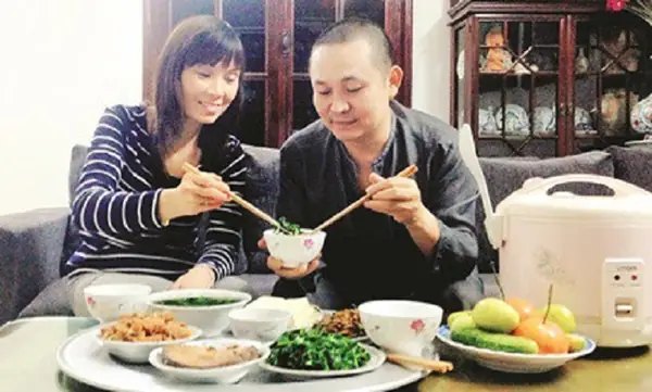 Vợ Của Danh Hài Xuân Hinh Là Ai? Tiểu Sử Và Câu Chuyện Hôn Nhân Viên Mãn Vợ Của Danh Hài Xuân Hinh Là Ai? Tiểu Sử Và Câu Chuyện Hôn Nhân Viên Mãn